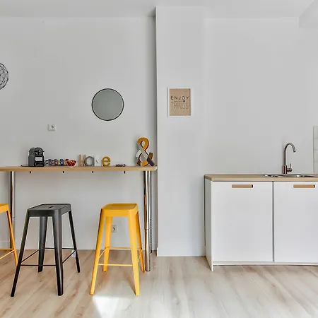 35 - Luxury Flat Grands Boulevards شقة *